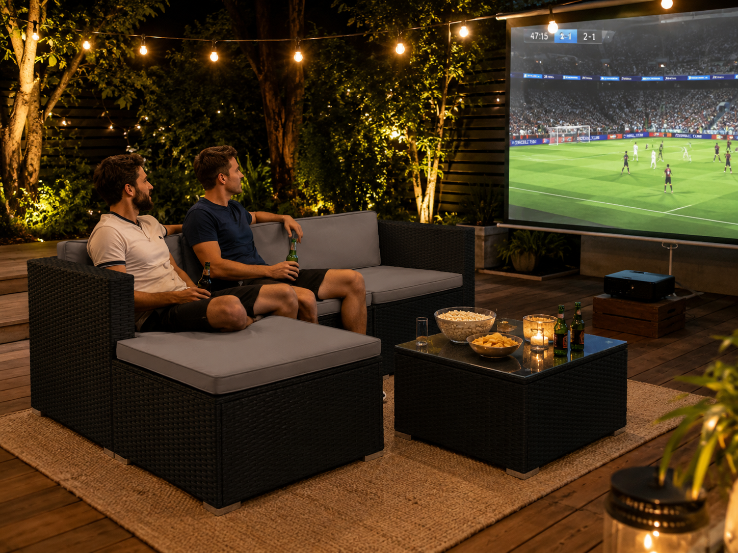 Loungeset och sittgrupp i en somrig trädgård